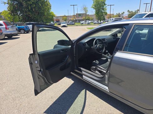 Used 2011 Volkswagen Jetta SE FWD image 9
