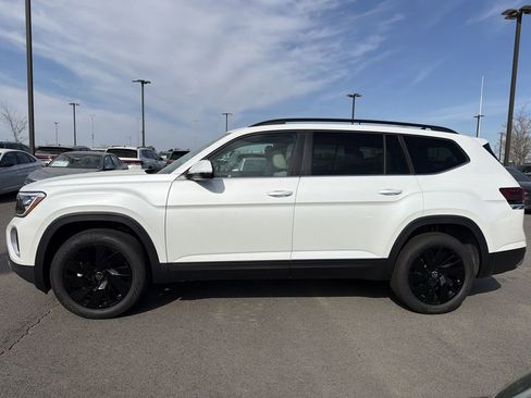 New 2026 Volkswagen Atlas SE FWD image 2