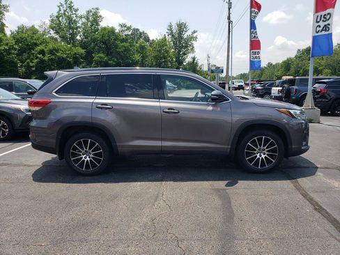 Used 2017 Toyota Highlander SE AWD/4WD image 4
