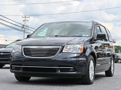 Used 2014 Chrysler Town & Country Touring FWD image 6