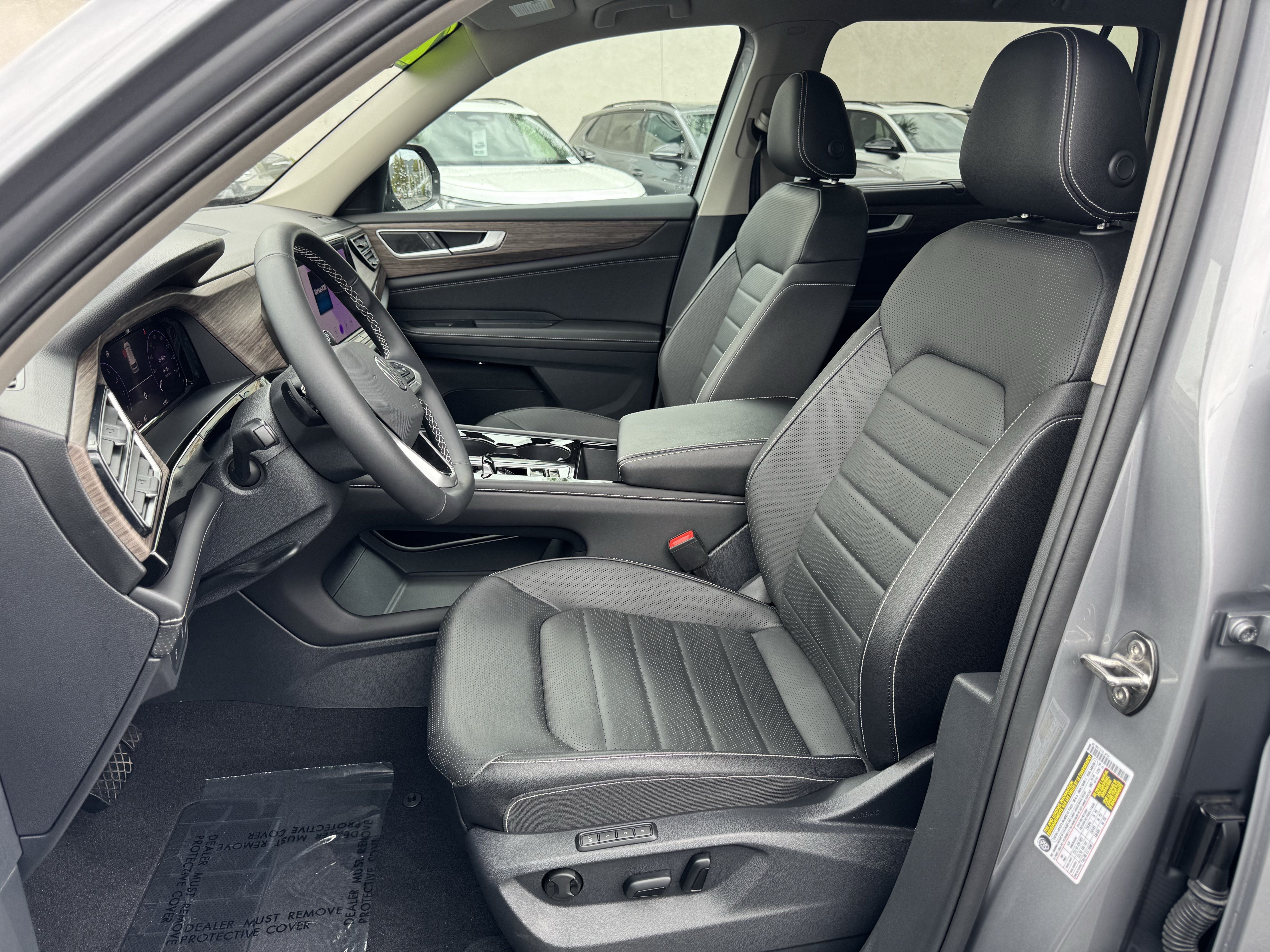 Used 2025 Volkswagen Atlas SEL AWD/4WD image 14