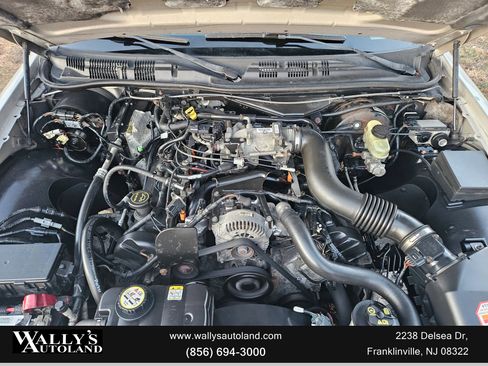 Used 2003 Ford Crown Victoria LX image 25