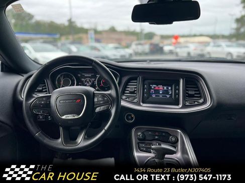 Used 2015 Dodge Challenger SXT image 22
