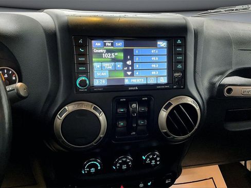 Used 2017 Jeep Wrangler Unlimited Sahara image 9