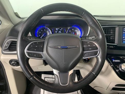 Used 2020 Chrysler Pacifica Touring-L image 22