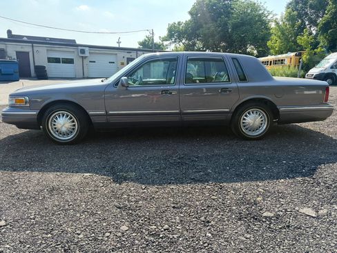 Used 1995 Lincoln Town Car Signature RWD image 3