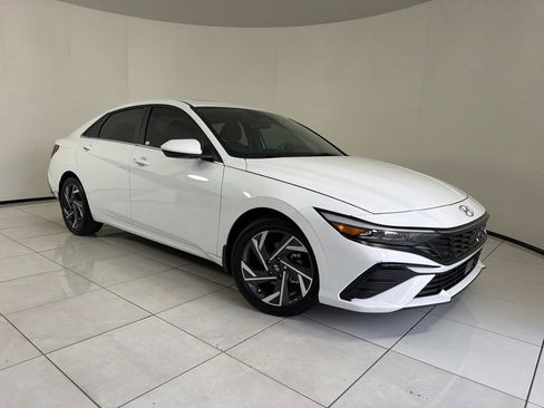 Certified 2025 Hyundai Elantra SEL FWD image 3