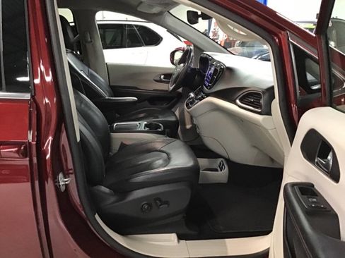 Used 2020 Chrysler Pacifica Touring-L Plus w/ Advanced Safetytec Group image 24