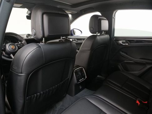 Certified 2025 Porsche Macan image 40