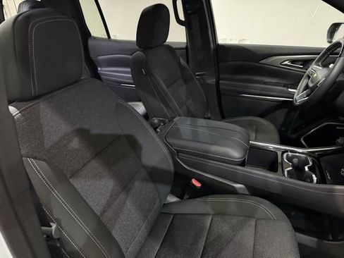 Used 2025 Chevrolet Traverse LT w/ Enhanced Driving Package image 3