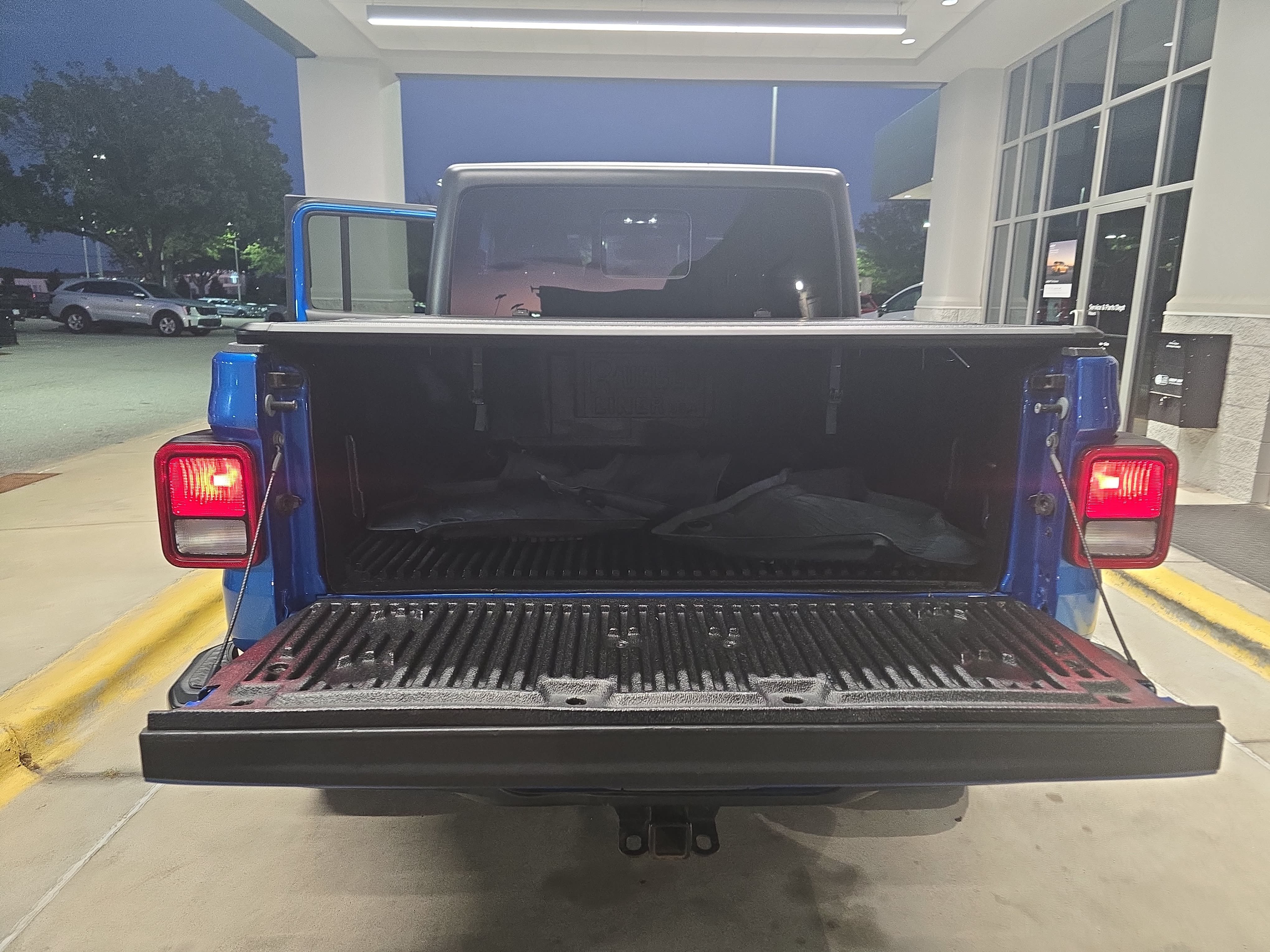 Used 2023 Jeep Gladiator Sport AWD/4WD image 12