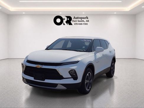 Used 2025 Chevrolet Blazer LT FWD image 2