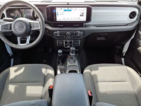 Used 2025 Jeep Wrangler Unlimited Sahara w/ Safety Group AWD/4WD image 25