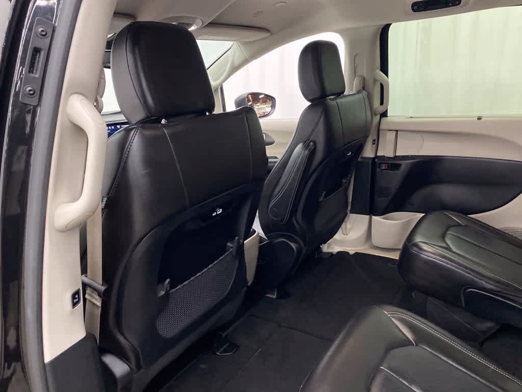 Used 2023 Chrysler Pacifica Touring-L FWD image 15