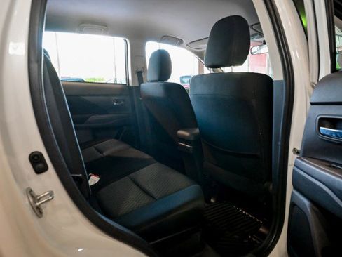 Used 2014 Mitsubishi Outlander SE AWD/4WD image 24