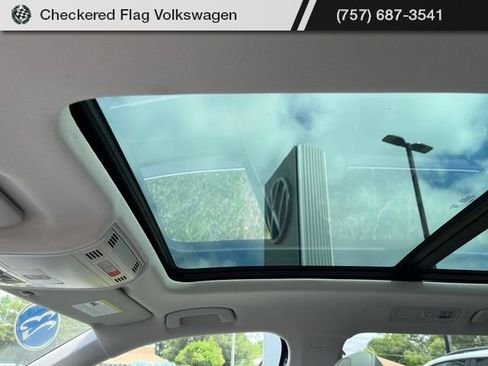 Used 2023 Volkswagen Tiguan SE w/ Panoramic Sunroof Package FWD image 19