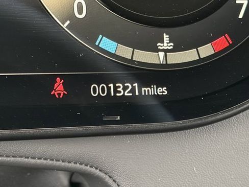 Used 2025 Land Rover Range Rover Sport SE image 11