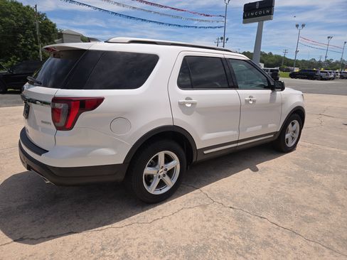 Used 2018 Ford Explorer XLT FWD image 6