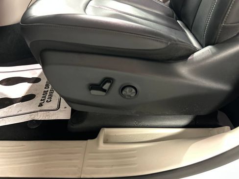 Used 2024 Chrysler Pacifica Touring-L w/ Uconnect Theater Family Group FWD image 13