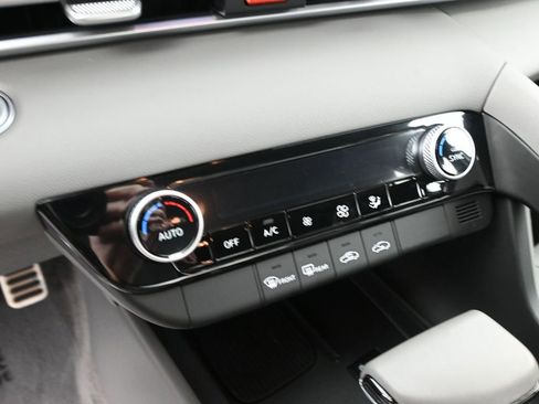 Certified 2025 Hyundai Elantra Sport image 34