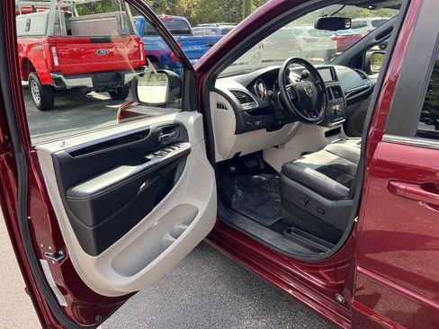 Used 2017 Dodge Grand Caravan SXT w/ Driver Convenience Group FWD image 8