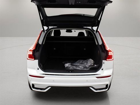 Certified 2025 Volvo XC60 B5 Core w/ Protection Package Premier image 11