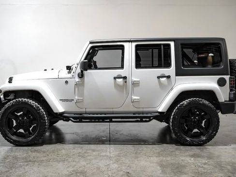 Used 2014 Jeep Wrangler Unlimited Sahara w/ Connectivity Group AWD/4WD image 13