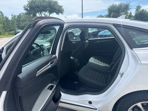 Used 2019 Ford Fusion SE FWD image 14