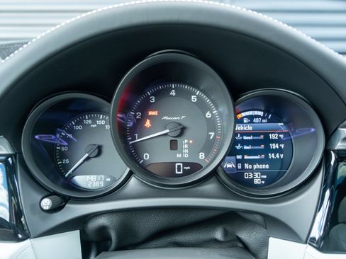 Certified 2023 Porsche Macan Turbo AWD/4WD image 29
