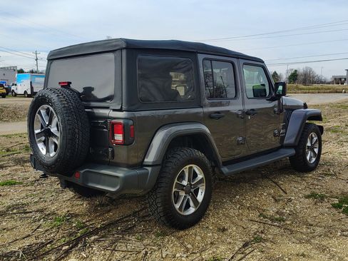 Used 2018 Jeep Wrangler Unlimited Sahara AWD/4WD image 4