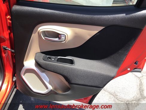 Used 2015 Jeep Renegade Latitude FWD image 16