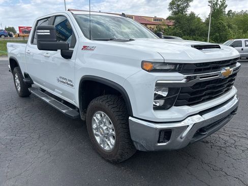 Used 2024 Chevrolet Silverado 2500 LT AWD/4WD image 3