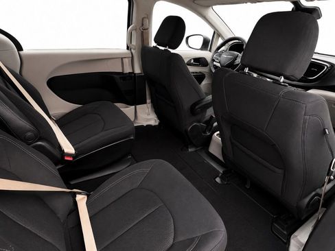 Used 2021 Chrysler Voyager LX w/ Cold Weather Group FWD image 16