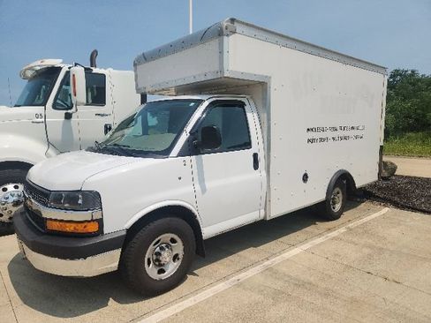 Used 2016 Chevrolet Express 3500 RWD image 2
