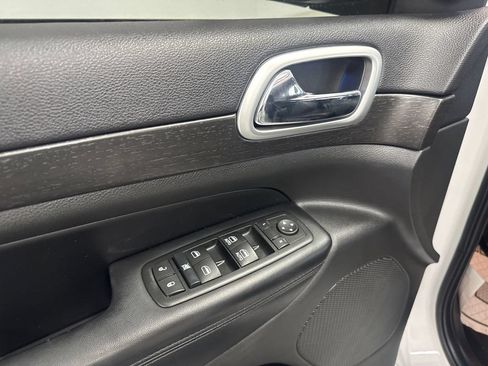 Used 2015 Jeep Grand Cherokee Altitude AWD/4WD image 9