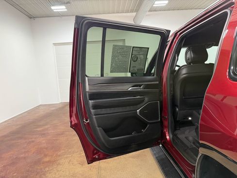 Used 2024 Jeep Wagoneer Series III AWD/4WD image 46