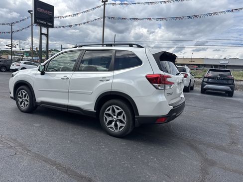 Used 2023 Subaru Forester Premium AWD/4WD image 6