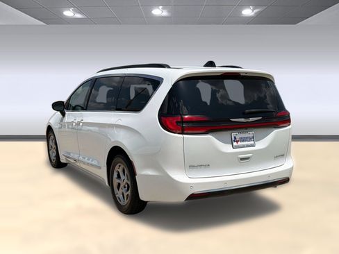 Used 2023 Chrysler Pacifica Limited FWD image 3