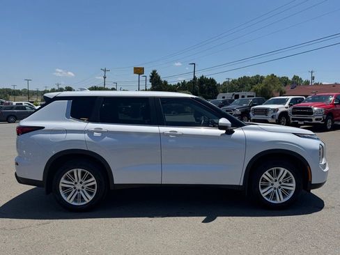 Used 2023 Mitsubishi Outlander ES FWD image 2