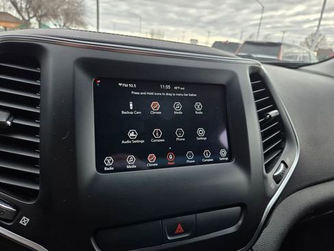 Used 2019 Jeep Cherokee Latitude w/ Popular Appearance Group FWD image 22