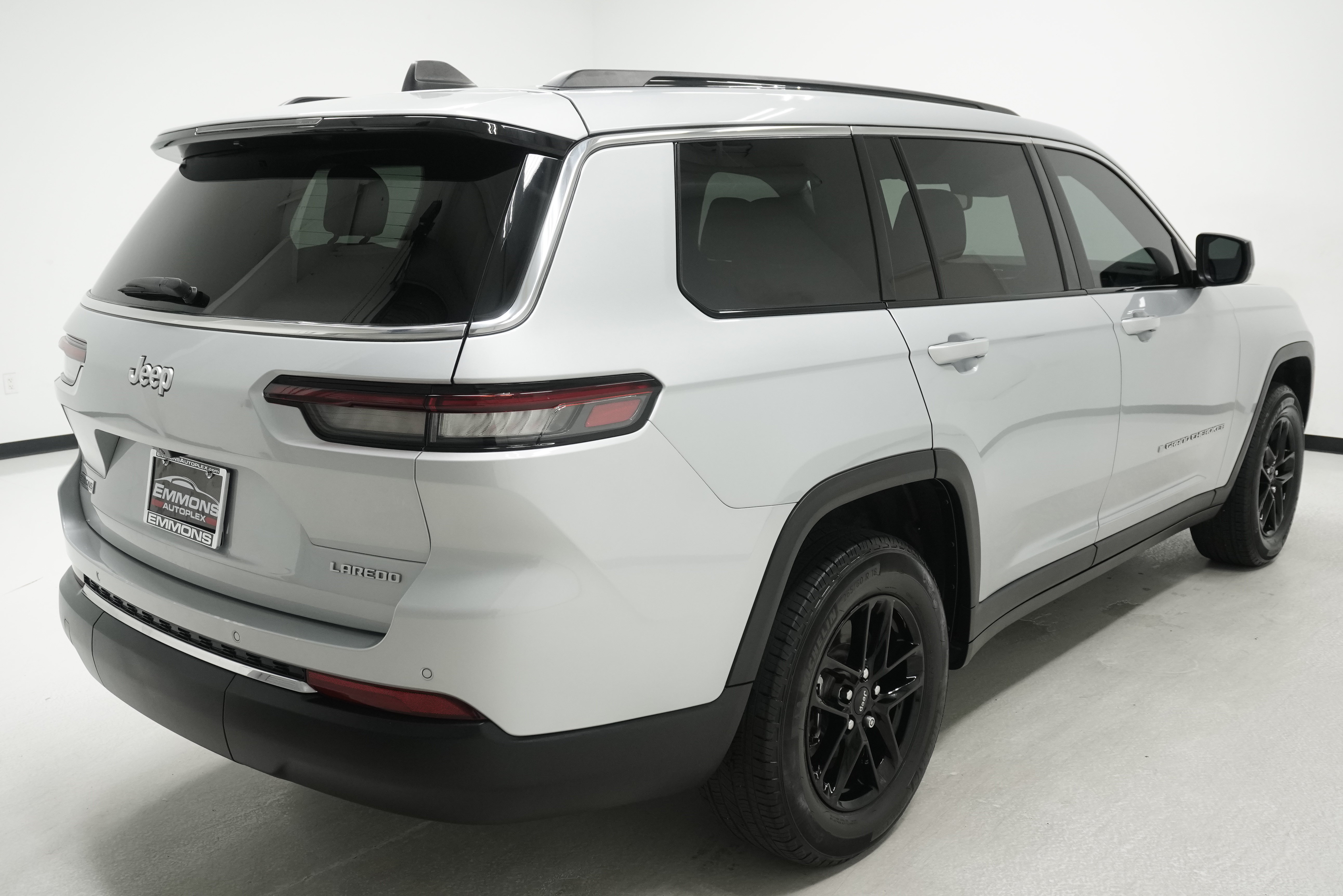 Used 2025 Jeep Grand Cherokee L Laredo w/ Trailer Tow Package RWD image 4