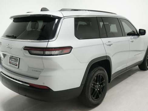 Used 2025 Jeep Grand Cherokee L Laredo w/ Trailer Tow Package RWD image 4