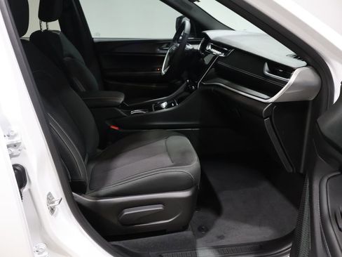 Used 2025 Jeep Grand Cherokee Laredo w/ Luxury Tech Group I image 21