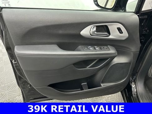 Used 2025 Chrysler Pacifica Limited image 11