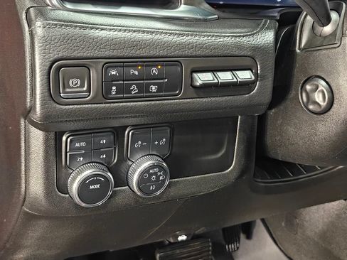 Used 2023 GMC Yukon XL Denali AWD/4WD image 9