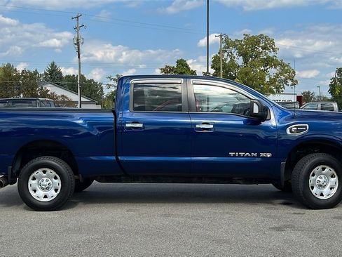Used 2017 Nissan Titan SV image 4