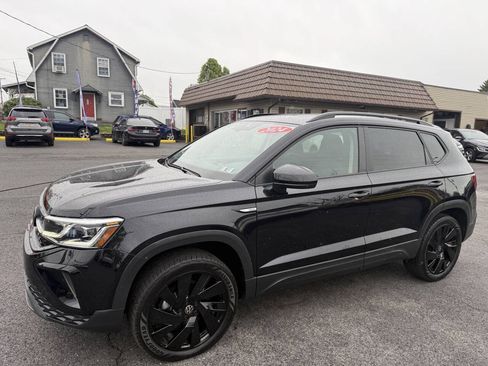 Used 2024 Volkswagen Taos SE AWD/4WD image 1