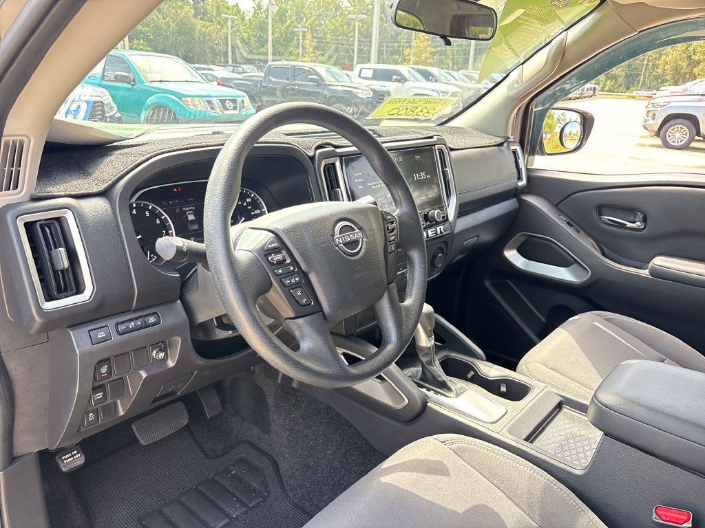 Used 2025 Nissan Frontier SV w/ Tow Package RWD image 6