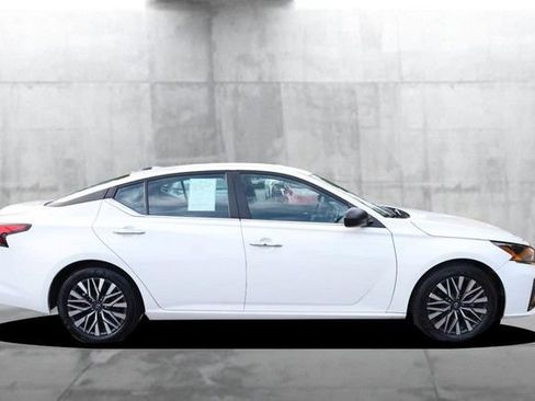 Certified 2025 Nissan Altima 2.5 SV FWD image 5