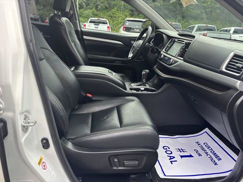 Used 2018 Toyota Highlander XLE FWD image 17